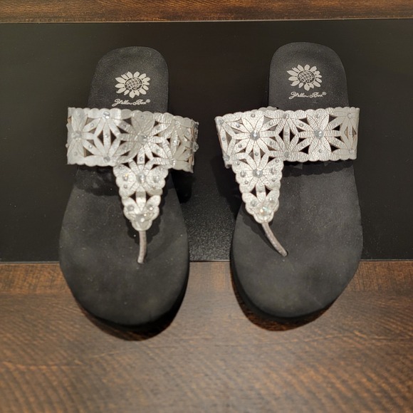 Yellow Box Silver Rhinestones Perforated‎ Flowers Flip Flops Wedge Sandals sz 7 - Picture 4 of 13